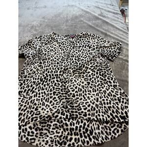Vince Camuto Animal Print Short Length Sleeves V Neck Light Weight Blouse Size M